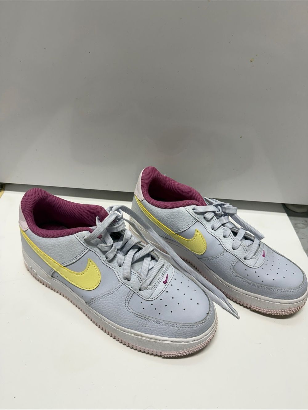 Nike Kids Light Gray Sneakers with Yellow Swoosh and Magenta Lining - Boys 7Y